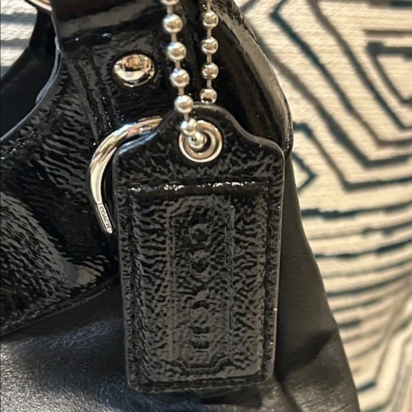 Coach Lynn Soho Leather w/ Patent Trim Black Shoulder Bag EUC - Picture 3 of 10